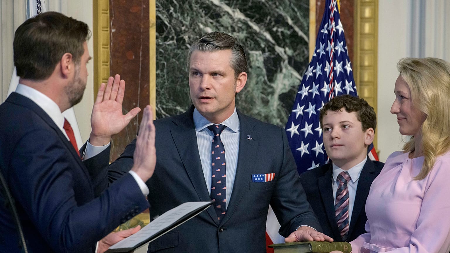 Savaş Bakanı Pete Hegseth, İncil'e el basıp yemin ederken görüntüleniyor (Arşiv)