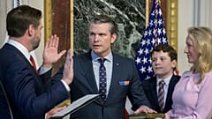 Savaş Bakanı Pete Hegseth, İncil'e el basıp yemin ederken görüntüleniyor (Arşiv)