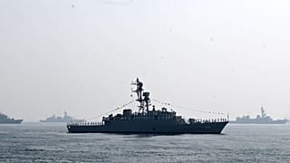 سفينة حربية إيرانية في خليج البنغال خلال عرض بحري دولي في الهند، في 18 فبراير 2026.