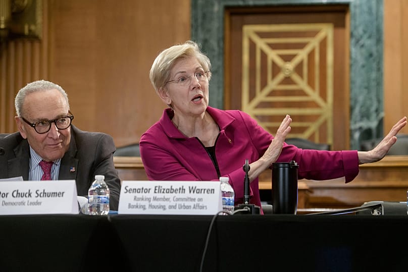 تحدث زعيم الأقلية في مجلس الشيوخ، تشارلز شومر على اليسار، والسيناتور إليزابيث وارين على اليمين، في مبنى الكابيتول، يوم الأربعاء 7 يناير/كانون الثاني 2026، في واشنطن. 