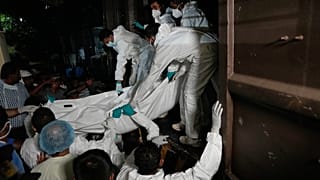 Sri Lanka'dan ilk yardım görevlileri İranlı denizcilerin cansız bedenlerini sudan çıkarıyor.