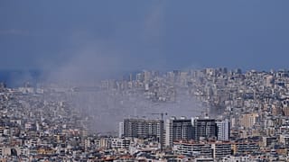 تصاعد الدخان إثر غارات إسرائيلية على الضاحية الجنوبية لبيروت في لبنان، 2 مارس 2026.