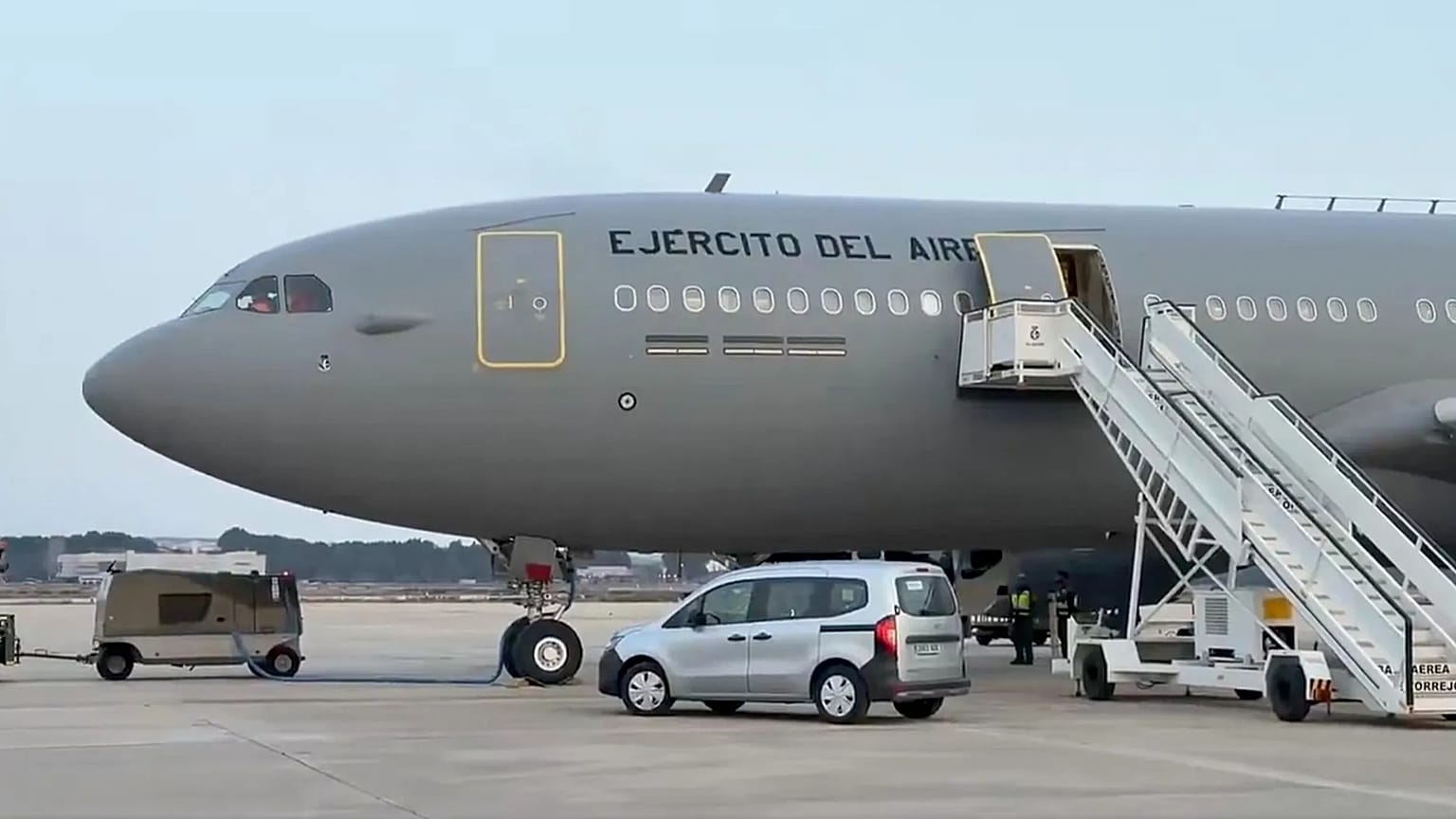 Preparación del avión A330 del Ejército del Aire para la aeroevacuación de civiles desde el golfo Pérsico.