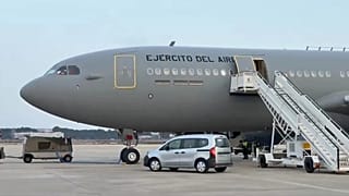 Preparación del avión A330 del Ejército del Aire para la aeroevacuación de civiles desde el golfo Pérsico.