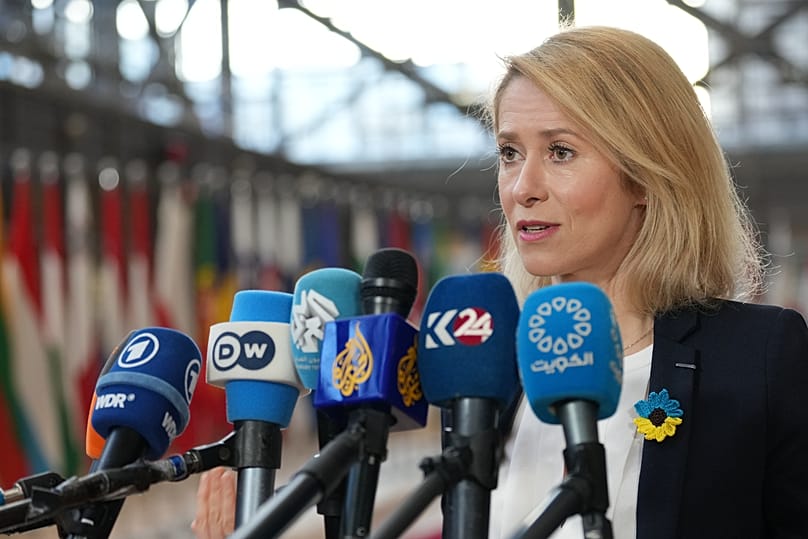 Kaja Kallas s'adresse aux médias à son arrivée à une réunion des ministres des Affaires étrangères de l'UE au bâtiment du Conseil européen à Bruxelles, lundi 23 février 2026