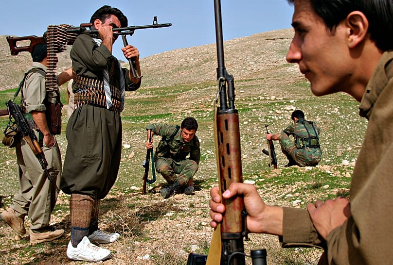 مقاتلون من قوات البيشمركة التابعة للحزب الديمقراطي الكردستاني الإيراني قرب كويه في العراق، 2 مارس 2005.