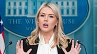 La secretaria de prensa de la Casa Blanca, Karoline Leavitt, habla con periodistas en la sala de prensa James Brady de la Casa Blanca, el miércoles 4 de marzo de 2026