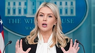 La secretaria de prensa de la Casa Blanca, Karoline Leavitt, habla con periodistas en la sala de prensa James Brady de la Casa Blanca, el miércoles 4 de marzo de 2026