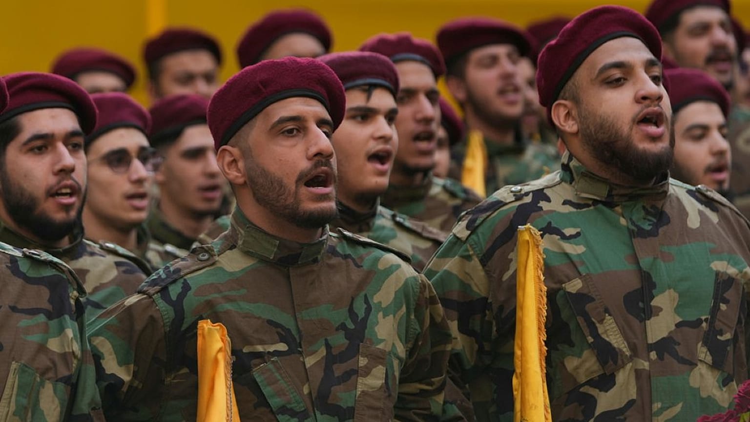  يهتف مقاتلو حزب الله خلال موكب جنازة رئيس أركان الحزب، هيثم طبطبائي، يوم الاثنين 24 نوفمبر/تشرين الثاني 2025.