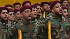  يهتف مقاتلو حزب الله خلال موكب جنازة رئيس أركان الحزب، هيثم طبطبائي، يوم الاثنين 24 نوفمبر/تشرين الثاني 2025.