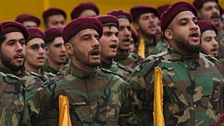  يهتف مقاتلو حزب الله خلال موكب جنازة رئيس أركان الحزب، هيثم طبطبائي، يوم الاثنين 24 نوفمبر/تشرين الثاني 2025.