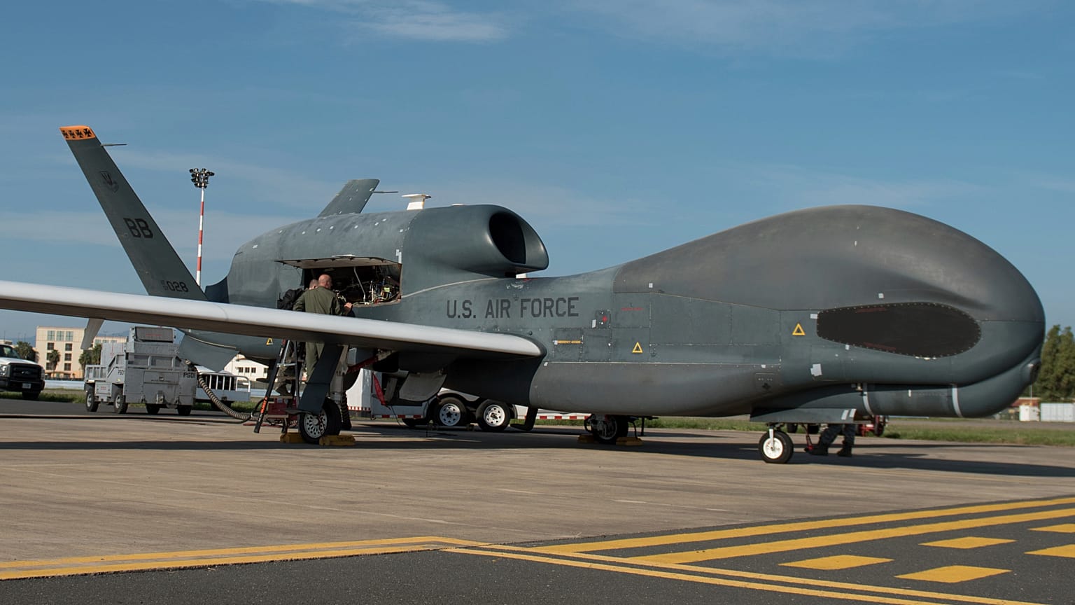 Un RQ-4 Global Hawk dalla base aeronautica navale di Sigonella, in Sicilia, nel 2019