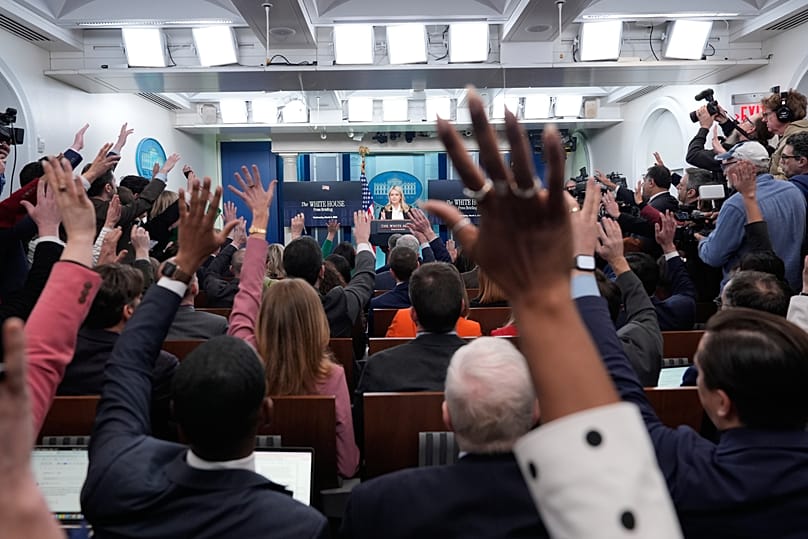 يرفع صحافيون أيديهم لطرح الأسئلة خلال إحاطة للمتحدثة باسم البيت الأبيض كارولين ليفيت