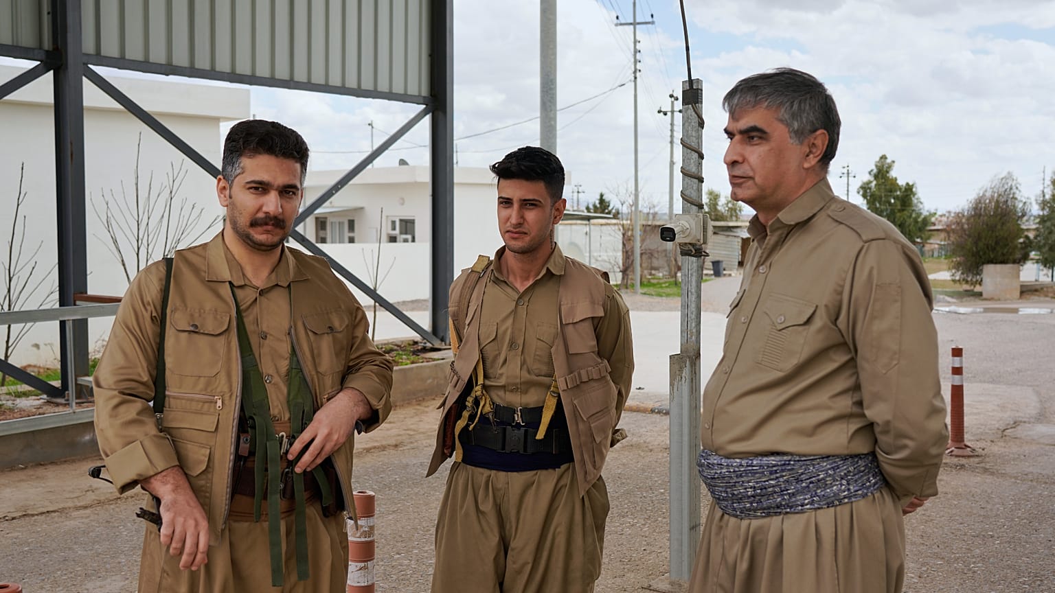 İran Kürdistanı Demokratik Partisi üyesi militanlar, Irak Erbil'in Koya bölgesinde bir gözetleme noktasında beklerken görülüyor.