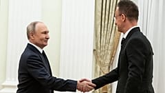 Der ungarische Außenminister Péter Szijjártó mit dem russischen Präsidenten Wladimir Putin in Moskau 