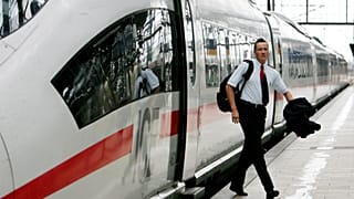 The average gross earnings of bus, tram and train drivers are below the overall earnings of full-time employees in Germany
