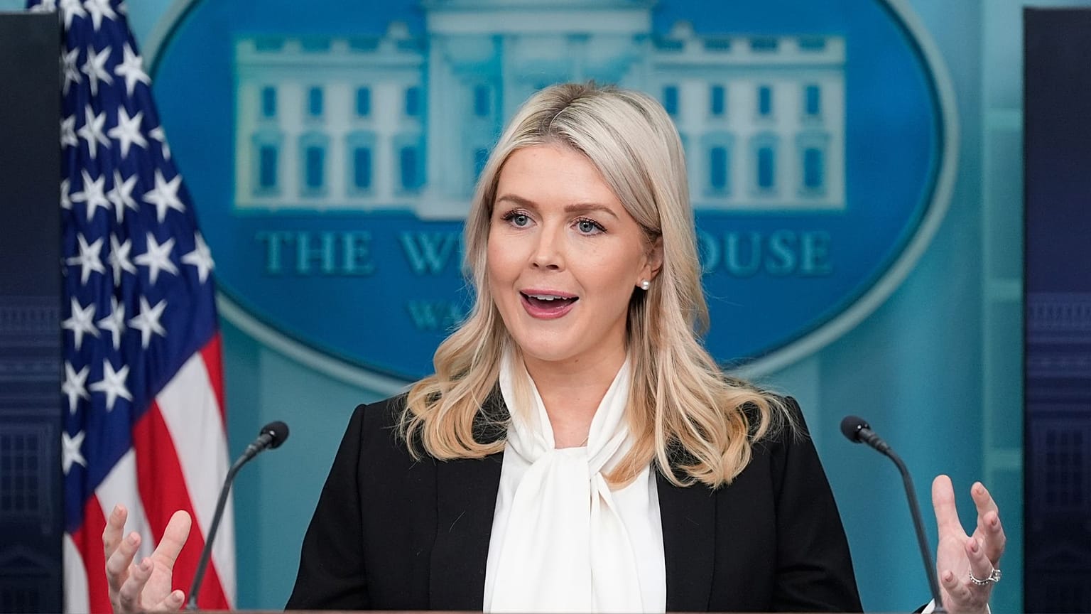 کارولین لویت، سخنگوی مطبوعاتی کاخ سفید، در اتاق کنفرانس مطبوعاتی در کاخ سفید، چهارشنبه، ۴ مارس ۲۰۲۶، در واشنگتن، با خبرنگاران صحبت می‌کند.