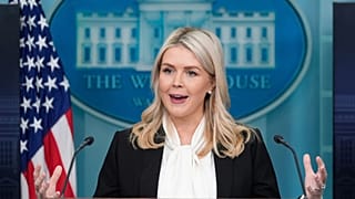 کارولین لویت، سخنگوی مطبوعاتی کاخ سفید، در اتاق کنفرانس مطبوعاتی در کاخ سفید، چهارشنبه، ۴ مارس ۲۰۲۶، در واشنگتن، با خبرنگاران صحبت می‌کند.