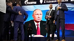 Porträt von Wladimir Putin auf dem Internationalen Gasforum in St. Petersburg, Oktober 2024.
