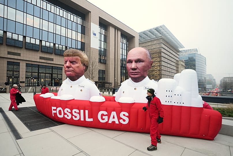 Экоактивисты в Брюсселе протестуют против зависимости ЕС от российского и американского СПГ, 26 января 2026 г.