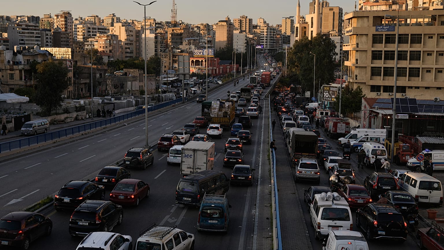 Des embouteillages massifs alors que les habitants fuient les frappes aériennes israéliennes à Dahiyeh, dans la banlieue sud de Beyrouth, au Liban, jeudi 5 mars 2026.