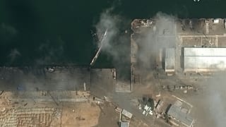 Cette image satellite fournie par Vantor montre une vue du navire chaviré à la base navale de Konarak en Iran, le mercredi 4 mars 2026.