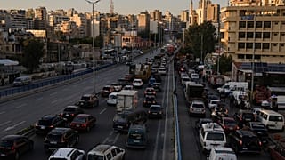 Des embouteillages massifs alors que les habitants fuient les frappes aériennes israéliennes à Dahiyeh, dans la banlieue sud de Beyrouth, au Liban, jeudi 5 mars 2026.