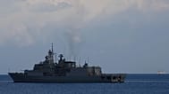 Die griechische Fregatte Psara verlässt am 4. März 2026 den Hafen von Limassol, Zypern