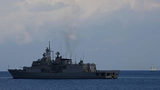Die griechische Fregatte Psara verlässt am 4. März 2026 den Hafen von Limassol, Zypern