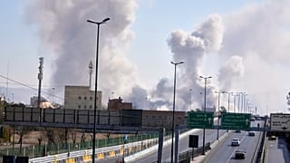 Kłęby dymu unoszą się w powietrzu, gdy uderzenia trafiają w miasto podczas amerykańsko-izraelskiej kampanii wojskowej w Teheranie w Iranie, w czwartek, 5 marca 2026 roku. 