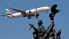 Avião da Emirates aproxima-se do aeroporto de Lisboa