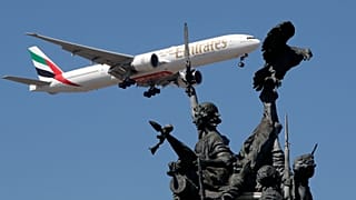 Avião da Emirates aproxima-se do aeroporto de Lisboa