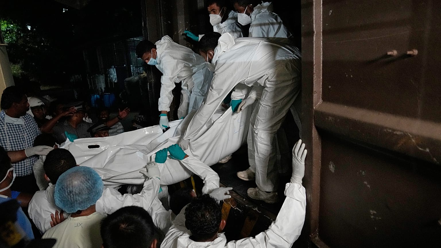 Sanitäter laden in Galle Leichen iranischer Seeleute aus, die starben, als die Fregatte IRIS Dena vor Sri Lankas Hoheitsgewässern sank.