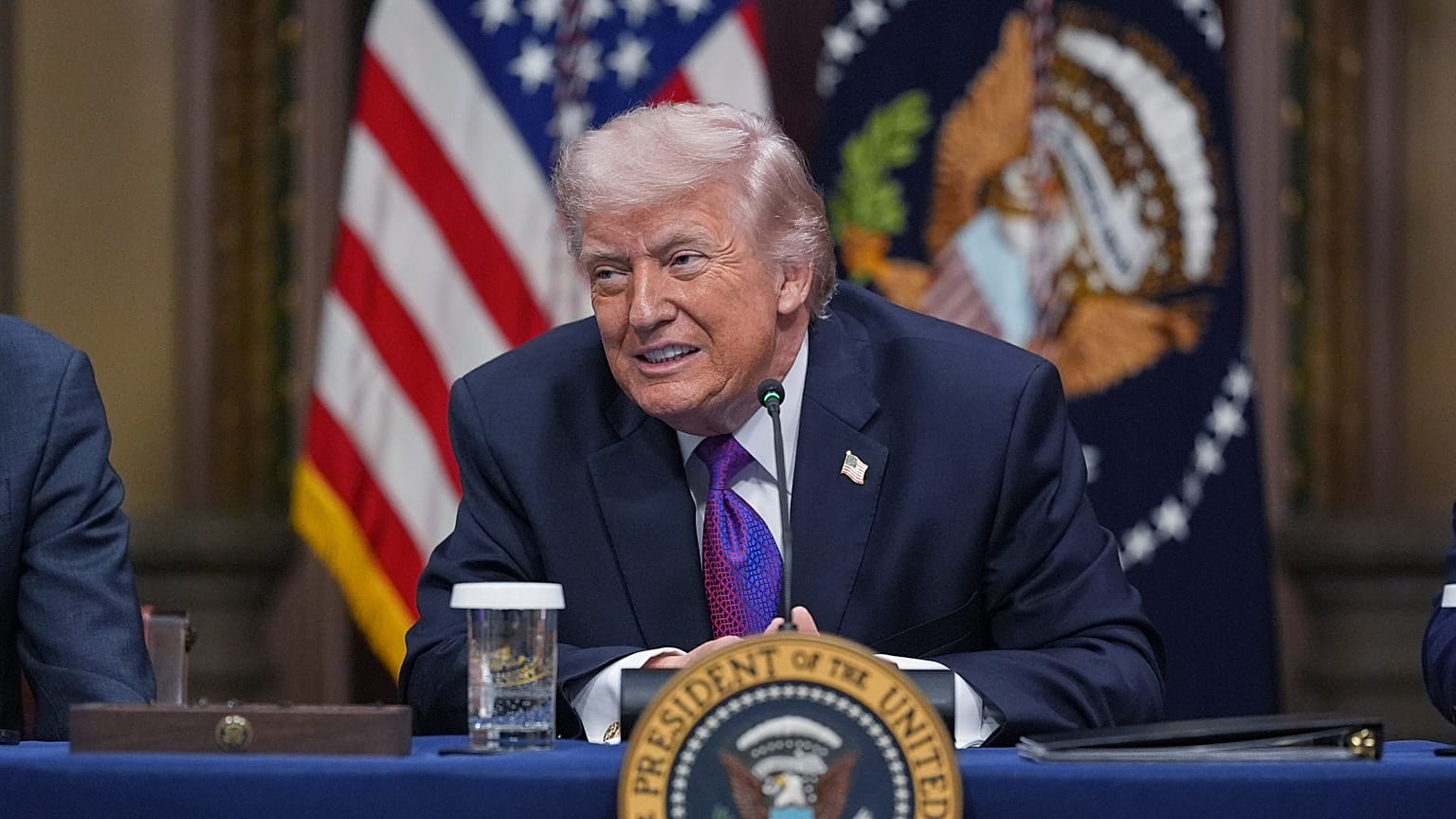 الرئيس دونالد ترامب يستمع خلال فعالية حول "تعهد حماية دافعي الفواتير" في غرفة المعاهدات الهندية بمبنى آيزنهاور التنفيذي ضمن مجمع البيت الأبيض