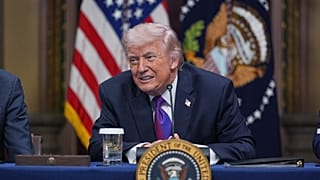 الرئيس دونالد ترامب يستمع خلال فعالية حول "تعهد حماية دافعي الفواتير" في غرفة المعاهدات الهندية بمبنى آيزنهاور التنفيذي ضمن مجمع البيت الأبيض