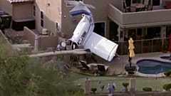Ein Standbild von ABC15 Arizona zeigt ein Kleinflugzeug, das in einem Garten im Norden von Phoenix mit der Nase aufkam. Die Szene stammt vom Mittwoch, dem vierten März 2026.