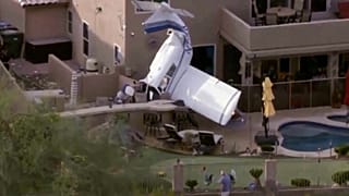 این تصویر از ویدیوی منتشر شده توسط ABC15 آریزونا، هواپیمای کوچکی را نشان می‌دهد که روز چهارشنبه ۴ مارس ۲۰۲۶ در حیاط پشتی خانه‌ای در شمال فینیکس دم‌به‌زمین فرود آمده است.