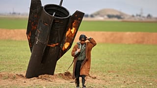 Suriye'de Kamışlı'nın dışındaki açık bir alana düşen patlamamış İran füzesi
