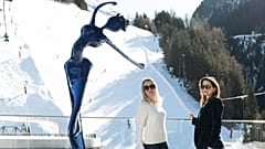 Hotelgründerin Elisabeth Aloys und ihre Tochter Mirjam posieren im Februar 2025 mit „Sissy“, der Dachskulptur der Ausstellung The Art of Legacy.