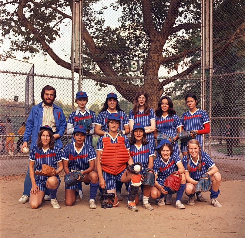 Equipo femenino de fútbol intramuros de Warner Communications, Inc., Nueva York, Nueva York, 1972-75