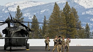 جنود من الجيش الأمريكي يخرجون من طائرة بلاك هوك في مطار تروكي تاهو في تروكي، كاليفورنيا، يوم السبت 21 فبراير 2026. (صورة من وكالة أسوشيتد برس/غودوفريدو أ. فاسكيز)