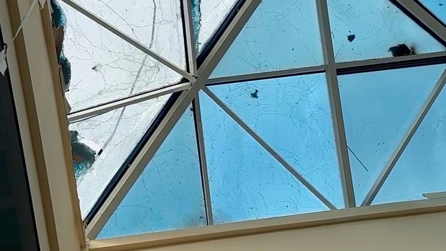 Последствия атаки дрона на аэропорт Нахичевани