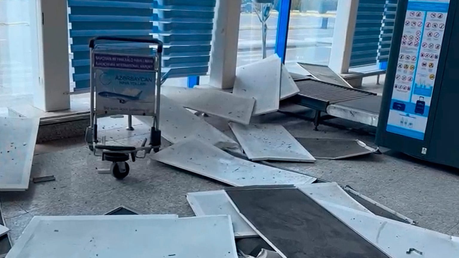 Zniszczenia na międzynarodowym lotnisku w Nachiczewanie, do których doszło w wyniku ataku dronów przeprowadzonego przez Iran na eksklawę Nachiczewan w Azerbejdżanie, 5.03.2026