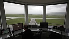 Ein Mann beobachtet einen Bildschirm oben auf dem Flugsicherungsturm des verlassenen Flughafens von Stepanakert.