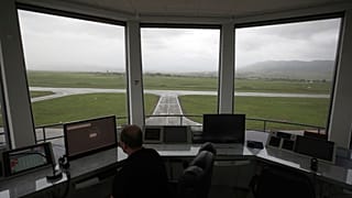 Ein Mann beobachtet einen Bildschirm oben auf dem Flugsicherungsturm des verlassenen Flughafens von Stepanakert.