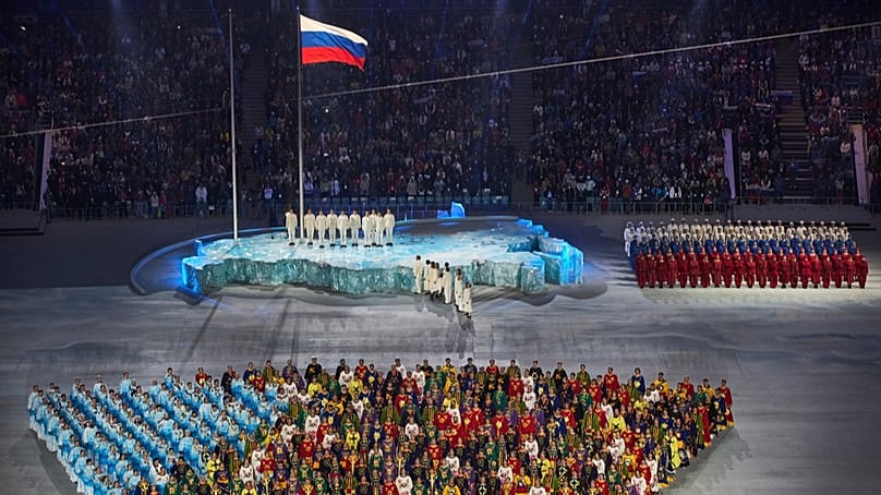 ARCHIV – Die russische Flagge weht während der Eröffnungsfeier der Paralympischen Winterspiele 2014 in Sotschi, Russland, 7. März 2014 