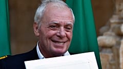 ARQUIVO ** O escritor português António Lobo Antunes segura o seu certificado de prémio após ganhar o Prémio Literário Camões no Mosteiro dos Jerónimos, em Lisboa, 2008