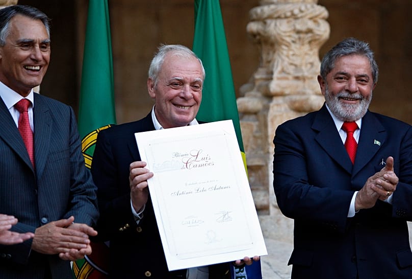 FILE: Antonio Lobo Antunes receives the Camoes Literary Prize from Portuguese President Anibal Cavaco Silva (L) and Brazil President Luiz Inacio Lula da Silva, 25 July 2008
