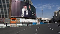 لوحة إعلانية ضخمة تظهر صورة المرشد الأعلى الإيراني الراحل آية الله علي خامنئي، الذي قُتل خلال الحملة العسكرية المشتركة بين الولايات المتحدة وإسرائيل