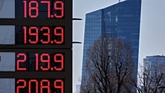 An einer Tankstelle in Frankfurt am Main werden die Spritpreise angezeigt, im Hintergrund steht die Europäische Zentralbank, am zweiten März 2026.